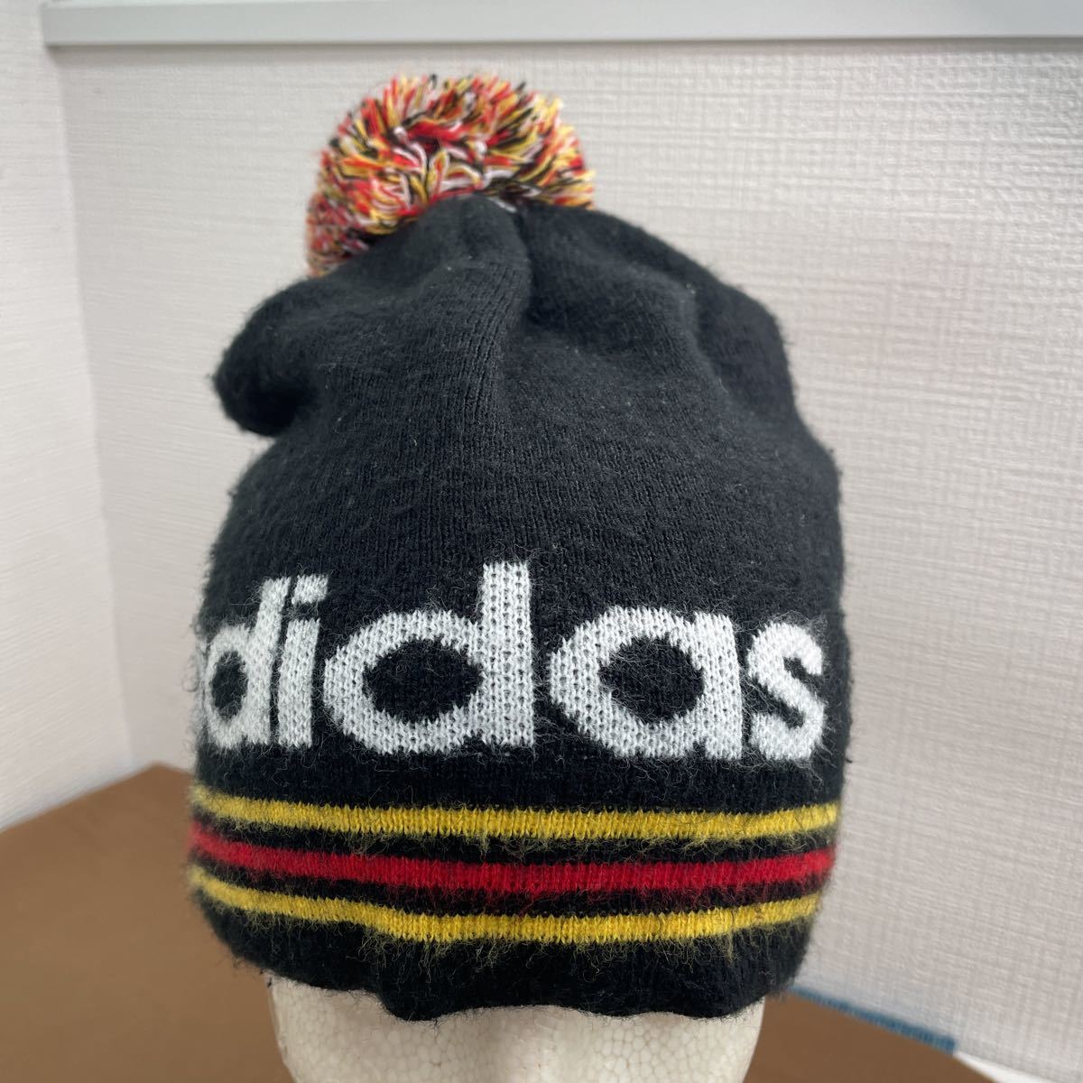 adidas ニットキャップ アディダス フロントロゴ ポンポン付きニットキャップ ニット帽 スポーツ フリーサイズ サッカー 古着 ブランド_画像2