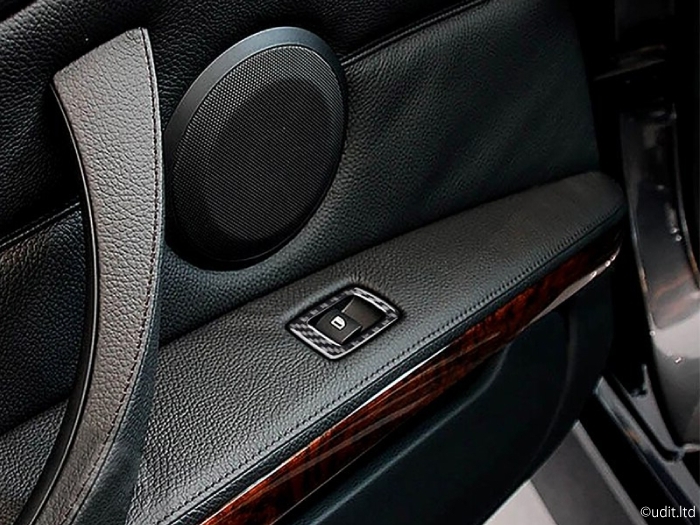 BMW E90系 カーボン パワーウインドウ スイッチ パネル カバー E91E92E93 RHD 右ハンドル ドア トリム_お取り付けのイメージ写真です。