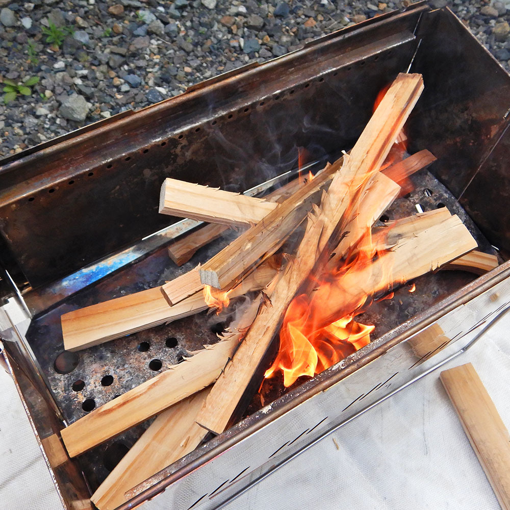 火付き良好 ４年以上乾燥させた薪（杉松混在） 約30cmの長さで扱い易い 34 ナタで割りやすい 手頃なサイズ 紙包み発送 汚れにくい 