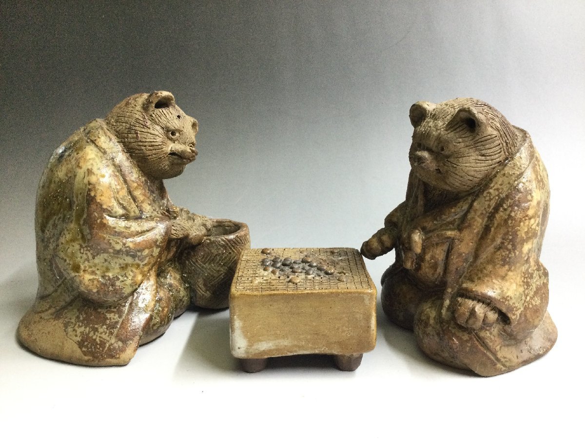 【三】たぬき　置物　囲碁を打つ狸 コレクション 陶器　焼き物　ミニチュア　タヌキ 　o3025-P