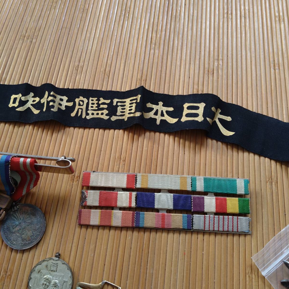 日本海軍　将校備品　まとめて　帽章　略綬　勲章　ピンバッジ　階級章　伊吹ペンネント　当時物_画像5