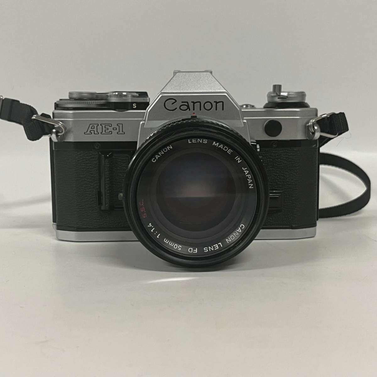 1円~【動作未確認】キャノン Canon AE-1 LENS FD 50mm 1:1.4 S.S.C. 一眼レフ フィルムカメラ レンズ 付属品あり G151082_画像1