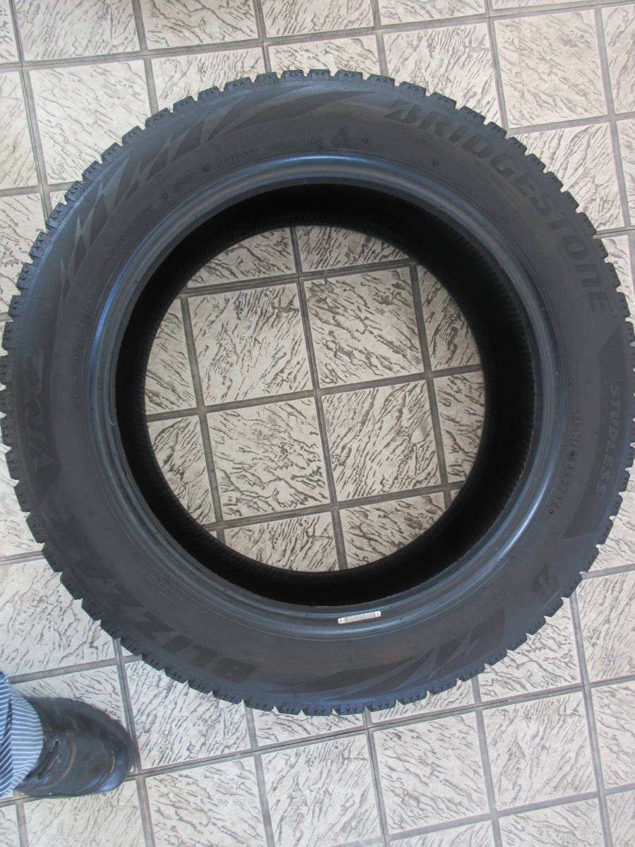 スタットレスタイヤ205/55R17 BS BLIZZAK VRX2製造年2718×1の出品になります。_画像1