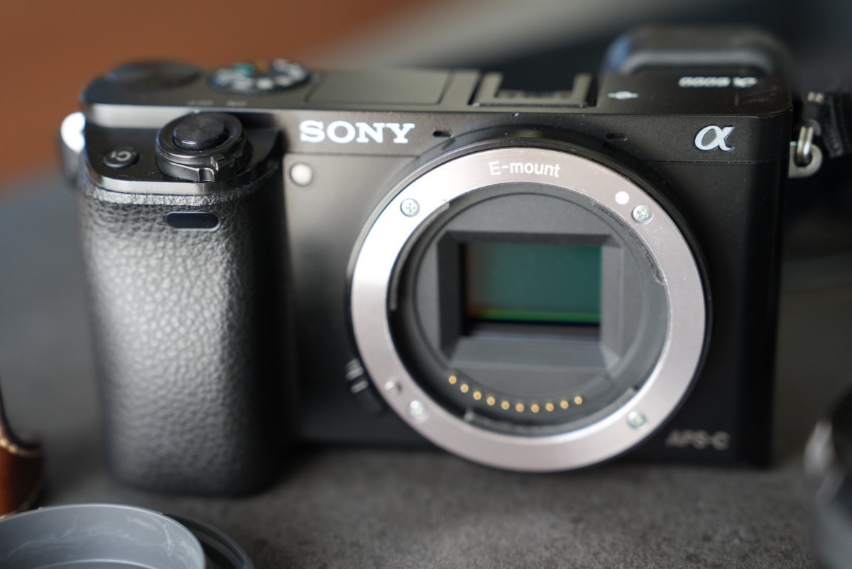 SONY デジタル一眼カメラ α6000 ILCE-6000Y ダブルズームレンズキット ＋SIGMA19mm単焦点＋SDカード＋バッテリー＋カバーおまけ付き　中古_画像4