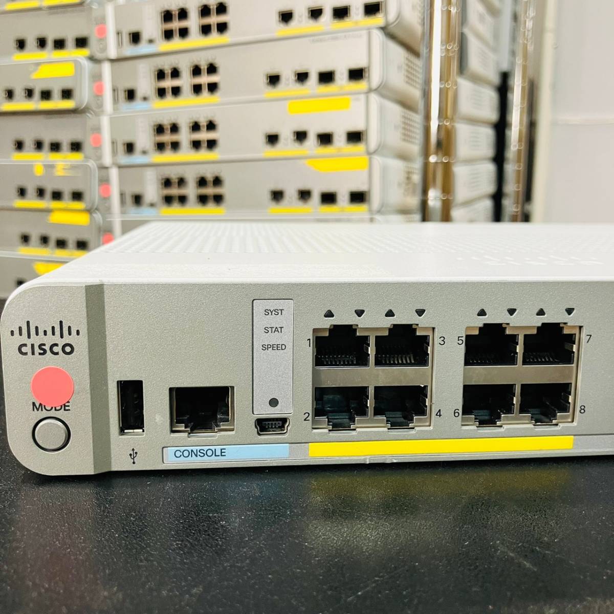 564【通電OK】CISCO WS-C2960CX-8TC-L Catalyst 2960-CX Series シリーズ コンパクト スイッチ 小型 シスコ RJ-45 SFPスロット_画像3