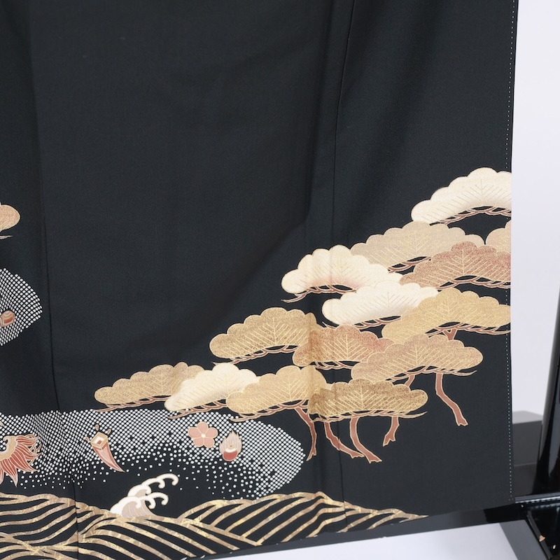 注目ショップ 着物 黒留袖 波紋集 松 宝尽 鶴 金駒加工 引泊 ゴールド