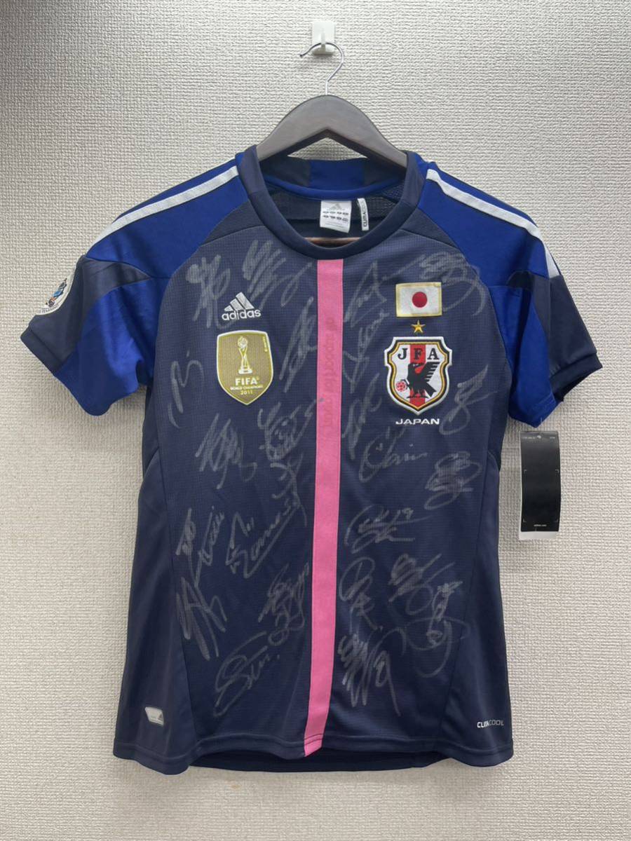 KT1006 FIFA WORLD CHAMPIONS 2011年 サッカー なでしこジャパン 全選手 サイン入り ユニフォーム adidas アディダス タグ付き未着用品_画像1