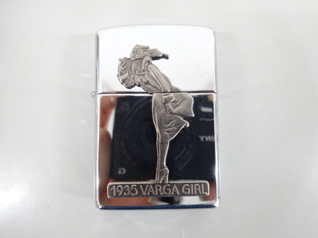 新品 未使用品 1993年製 ZIPPO ジッポ WINDY ウィンディ 1935 VARGA GIRL 立体 メタル貼り シルバー 銀 オイル ライター 缶ケース付き_画像2