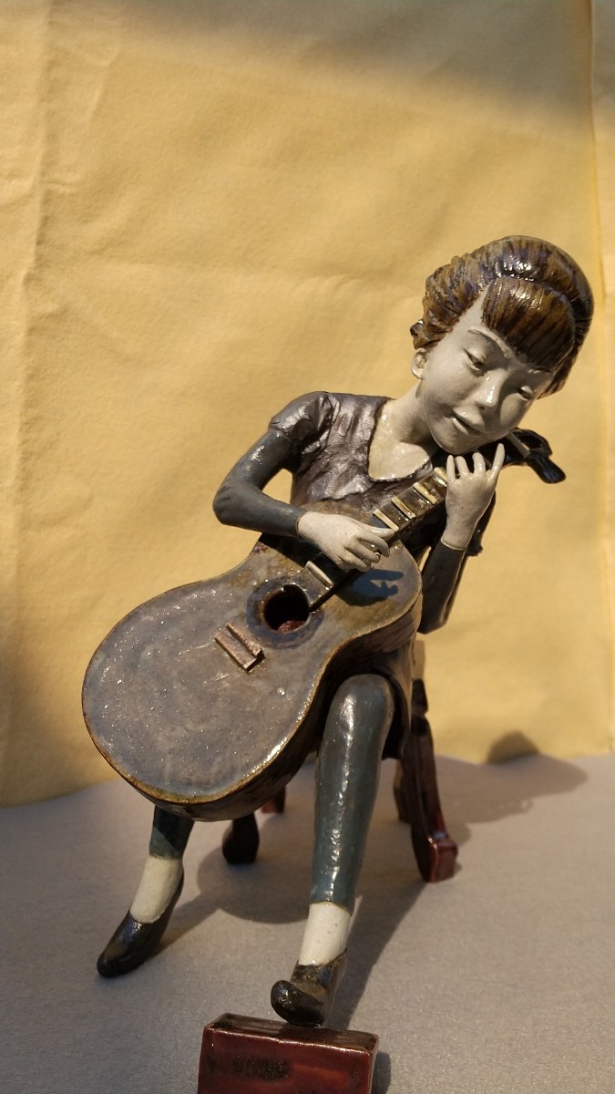 陶芸作品 （陶芸） （陶塑） ”魅惑のギタ－” 型物作品とは違います。手捻り制作の一点物作品 くり貫き中空寸法: 高さ 約２３.0センチ