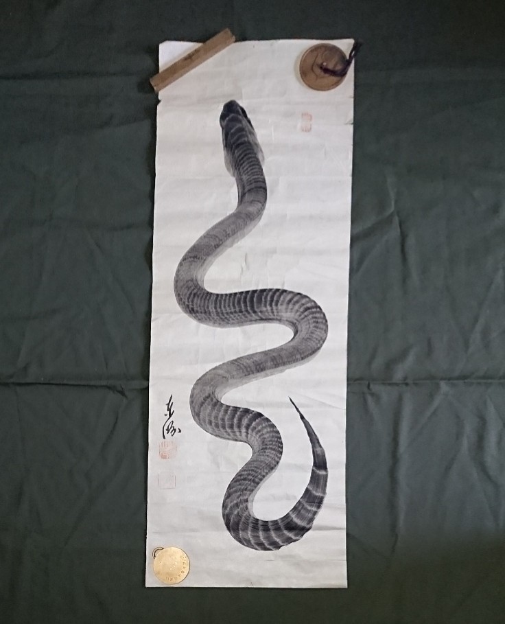 墨絵一筆書蛇 まくり 掛軸 蛇墨絵 縁起物 肉筆?印刷? 落款 東 墨絵一筆書蛇 まくり 掛軸 蛇墨絵 縁起物 肉筆?印刷? 落款 東