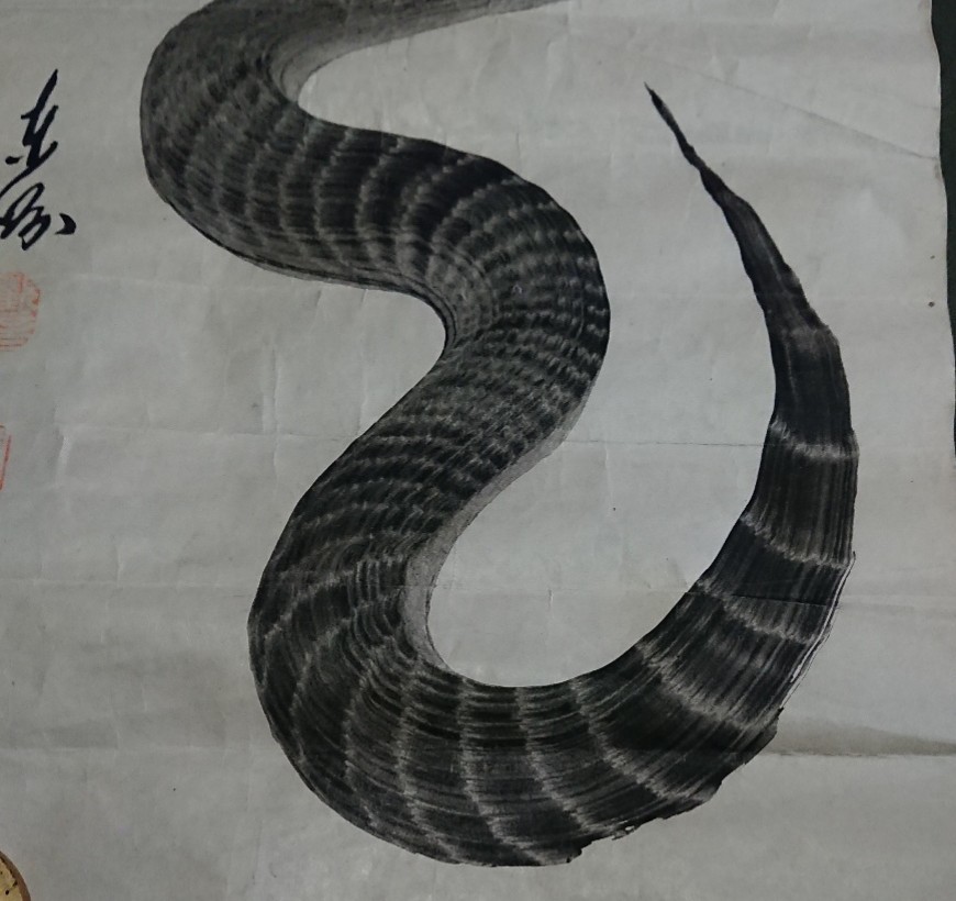 墨絵一筆書蛇 まくり 掛軸 蛇墨絵 縁起物 肉筆?印刷? 落款 東 墨絵一筆書蛇 まくり 掛軸 蛇墨絵 縁起物 肉筆?印刷? 落款 東