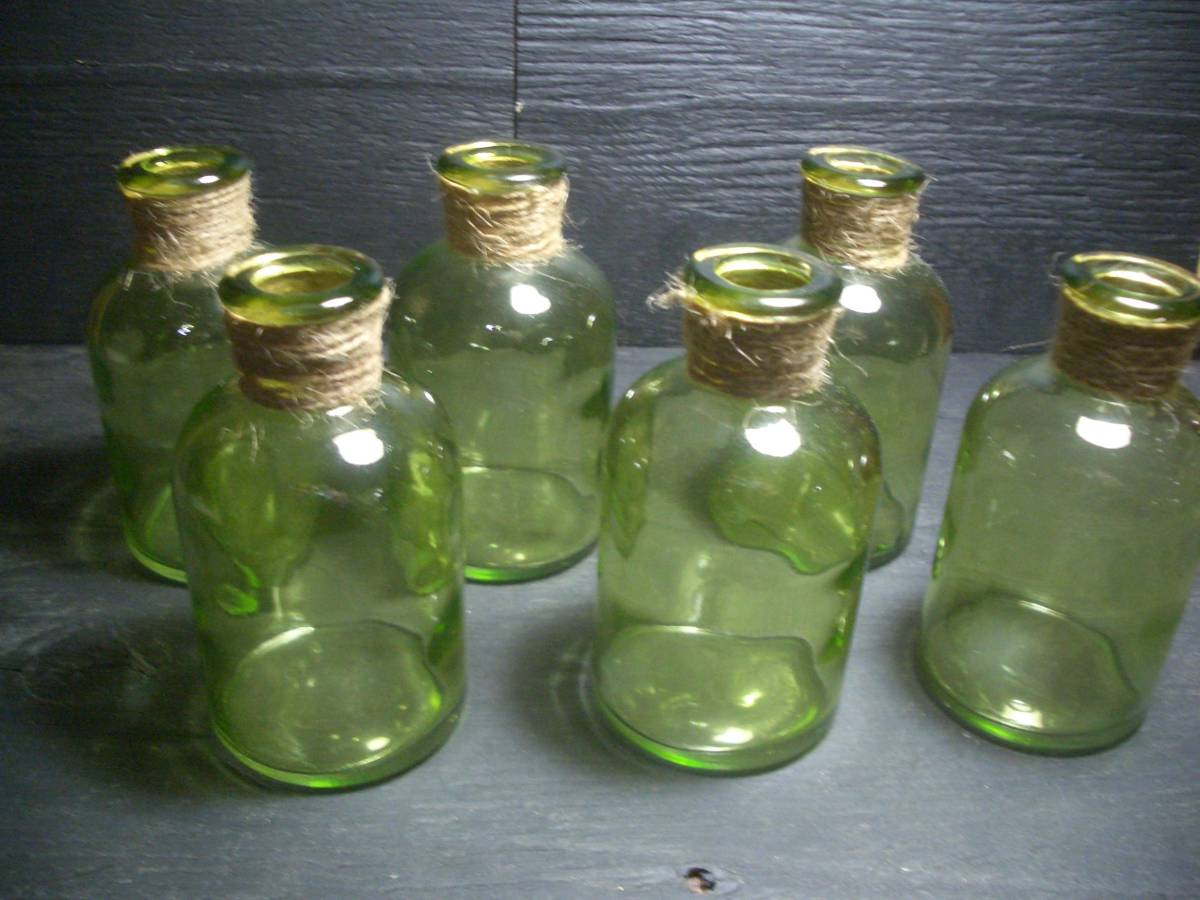 【ガラス器】麻ひもで装飾された小振りな淡いグリーンのボトル６点セット●高さ：約１０ｃｍ●美品●デッドストック？倉庫品_画像1