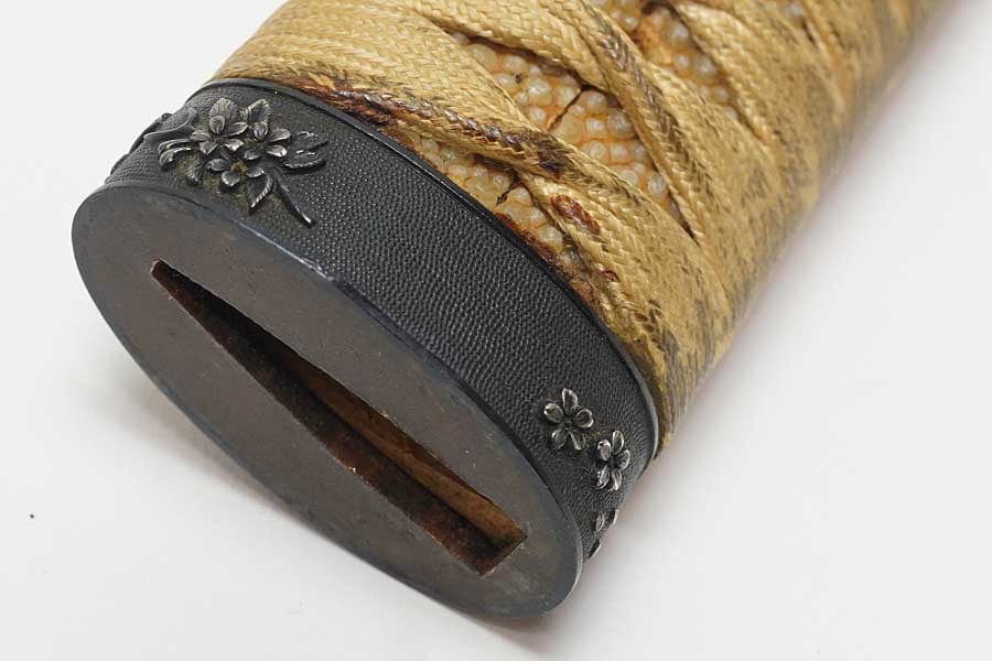 桜枝に芝図揃い金具の柄前 赤銅魚子地桜枝に 桜枝に芝図揃い金具の柄前 赤銅魚子地桜枝に