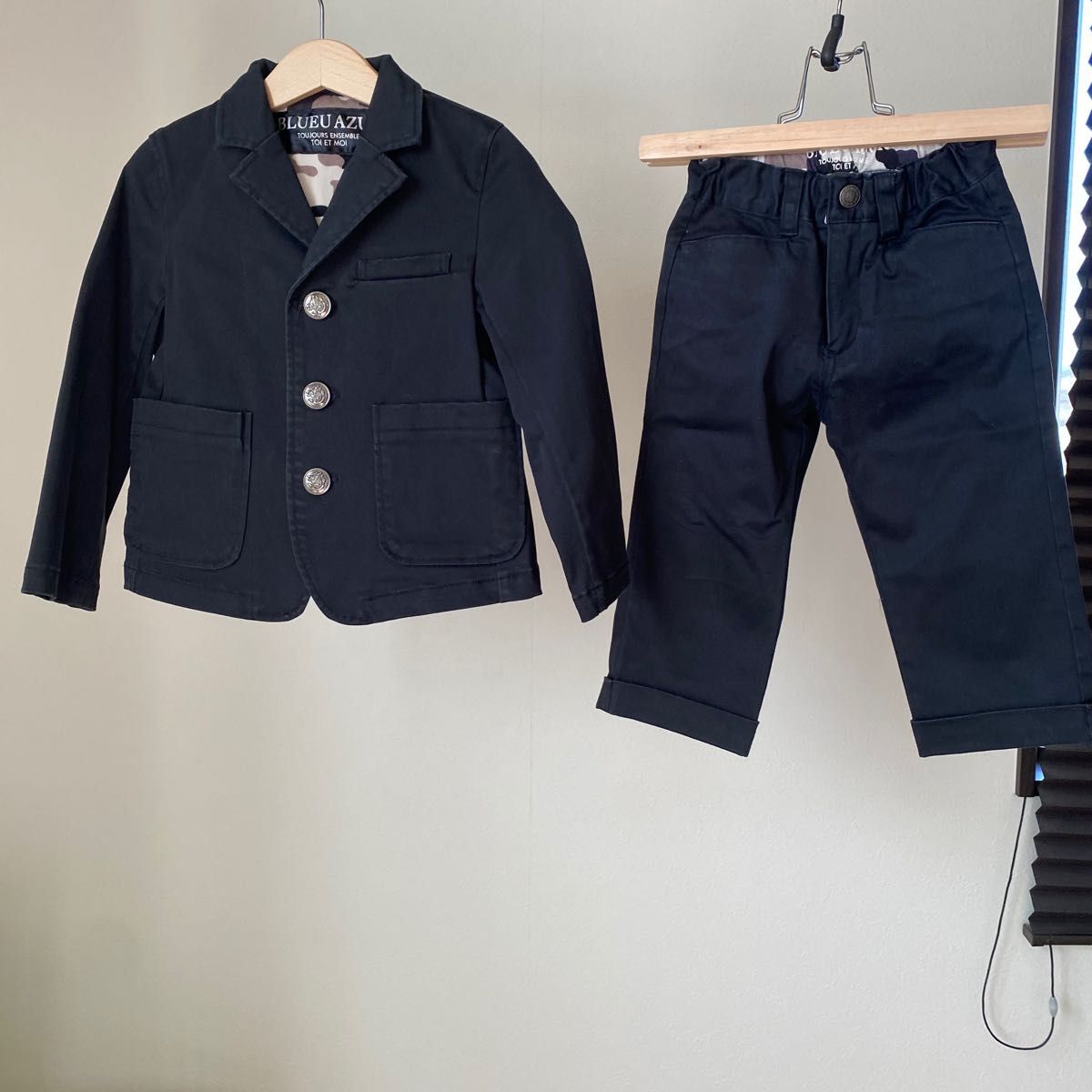 〈限定セール〉【価格交渉OK】BLUEU AZULセットアップスーツ 110cmブラック ジャケット&ズボン