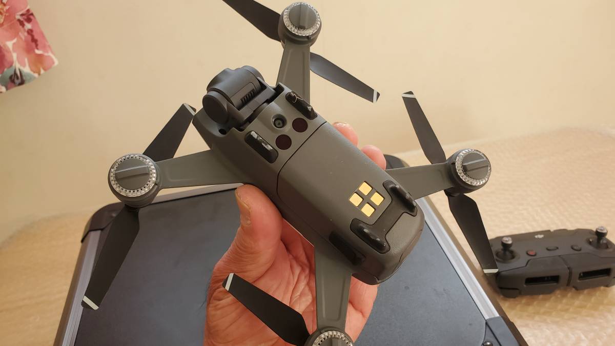 ドローン DJI SPARK スパーク フルセット 専用ケース付き 送料無料