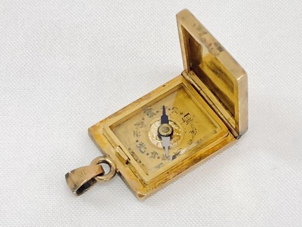 老家倉庫K18定位方向磁鐵吊墜頂花古董藝術時代18金明治時期金工作    原文:旧家蔵出 K18 在銘 方位磁石 ペンダントトップ 花 古美術 時代物 18金 明治期? 金工物