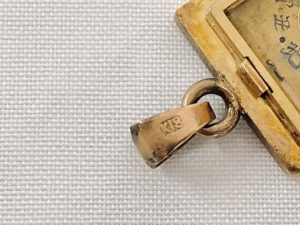 老家倉庫K18定位方向磁鐵吊墜頂花古董藝術時代18金明治時期金工作    原文:旧家蔵出 K18 在銘 方位磁石 ペンダントトップ 花 古美術 時代物 18金 明治期? 金工物