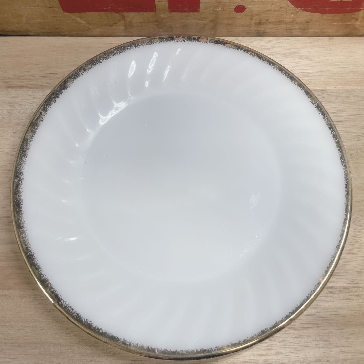 【美品】ファイヤーキング 大皿 プレート ゴールドリム スワール ホワイト B