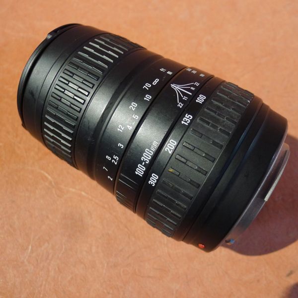 i017 SIGUMA カメラレンズ 100-300mm 1:4.5-6.7 オートフォーカス 寸法：約直径6㎝×長さ11～15㎝/60_画像3