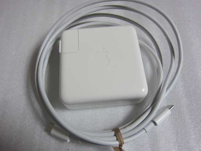 Apple 61W USB-C アダプタ A1718 とApple 240W USB-C充電ケーブル（2m）_画像1