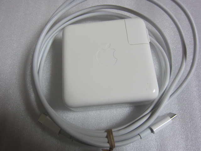 Apple 61W USB-C アダプタ A1718 とApple 240W USB-C充電ケーブル（2m）_画像2