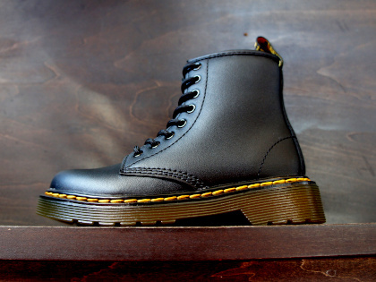 ● 17.0cm（UK10) ● ジュニア Dr.Martens ドクターマーチン 1460-J 8ホール 15382001 黒 イエローステッチ ブーツ プレゼント 新品 正規品