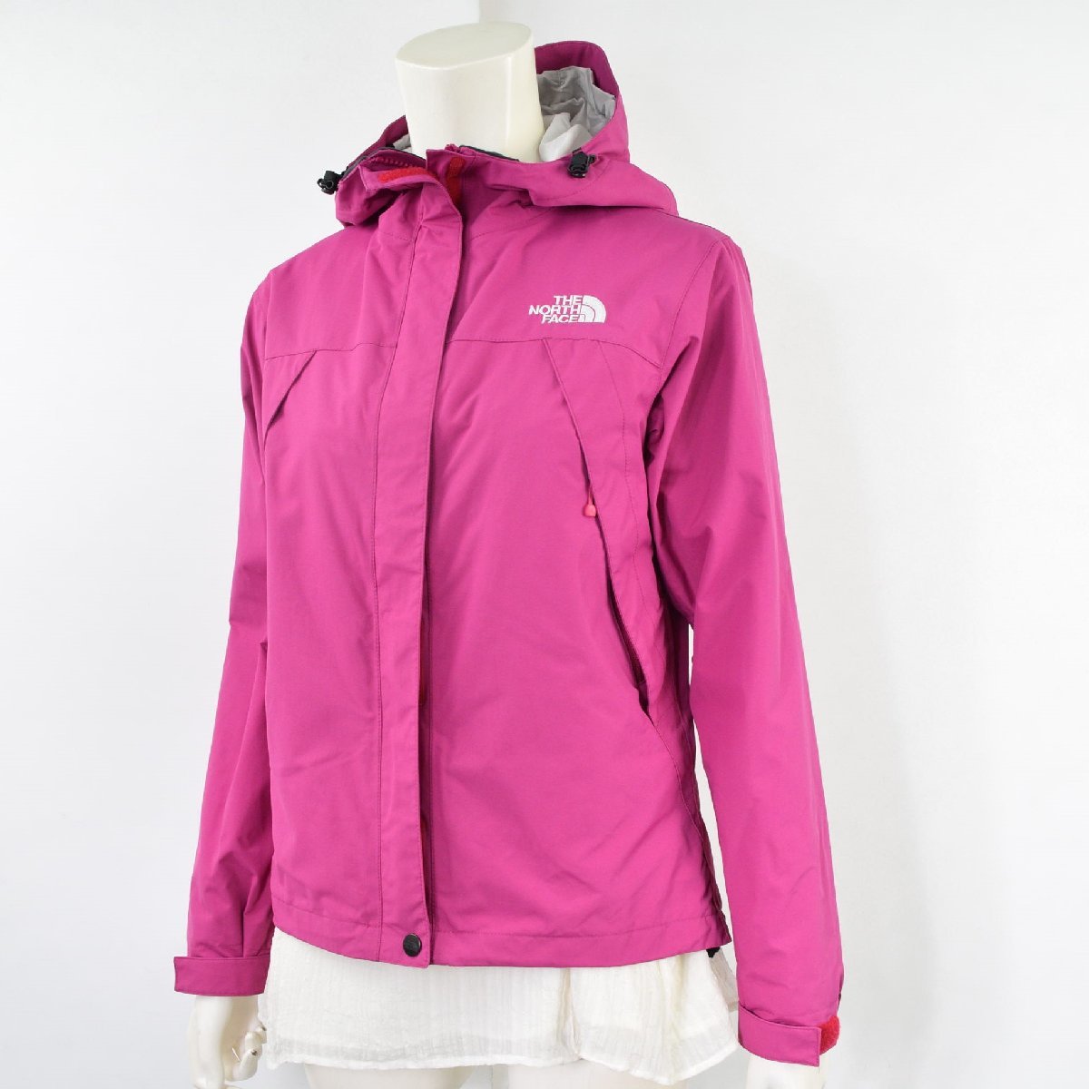 3024-23R0265★ザ・ノース・フェイス THE NORTH FACE 美品★定番！防水マウンテンレインパーカー S ピンク NPW61630 スクープジャケット_画像2