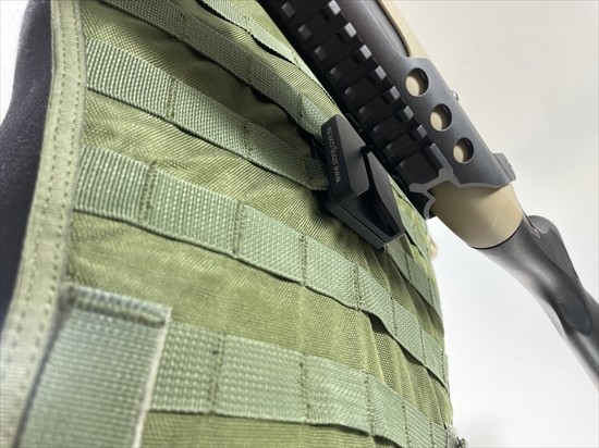 【冬SALE】SLONG AIRSOFT 製 タクティカル ウェポンキャッチ【 M4 / M16 電動ガン M870ガスショットガン 両対応】【MOLLE ベルトに取付可】_画像7