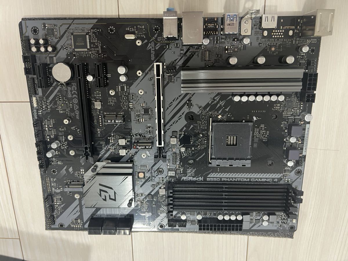 美品 ASRock AMD Ryzen 5000シリーズ (Soket AM4)対応 B550 Phantom Gaming 4 マザーボード　ATX_画像3