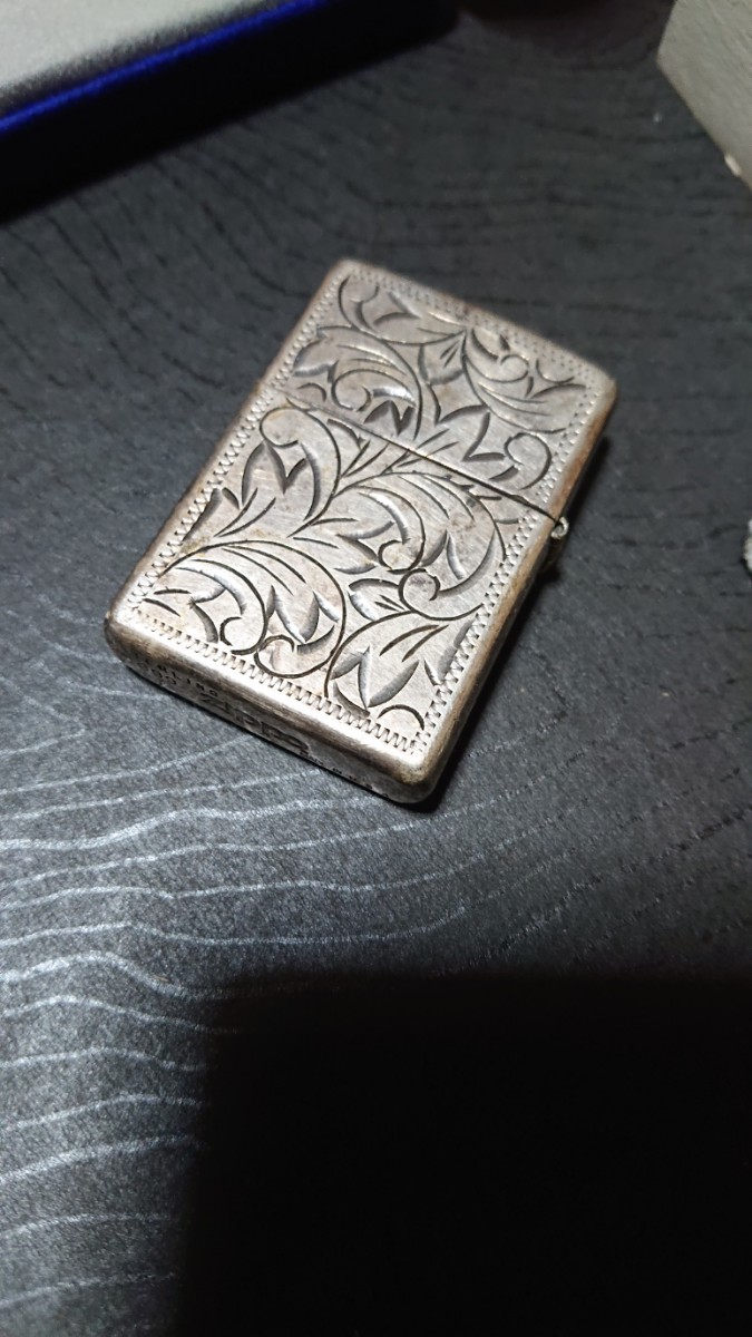 スターリングシルバー ZIPPO 1999年 彫刻_裏表は違う彫刻が施され希少