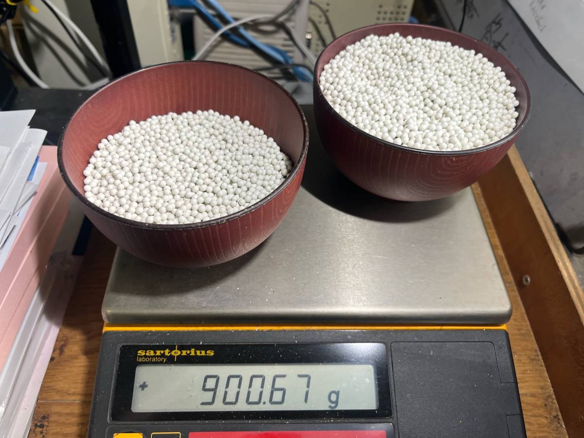 バレル 研磨 研磨石 セラミック メディア 湿式用 3mm 丸玉 中～仕上げ 900g/汁椀1.6杯分_画像1