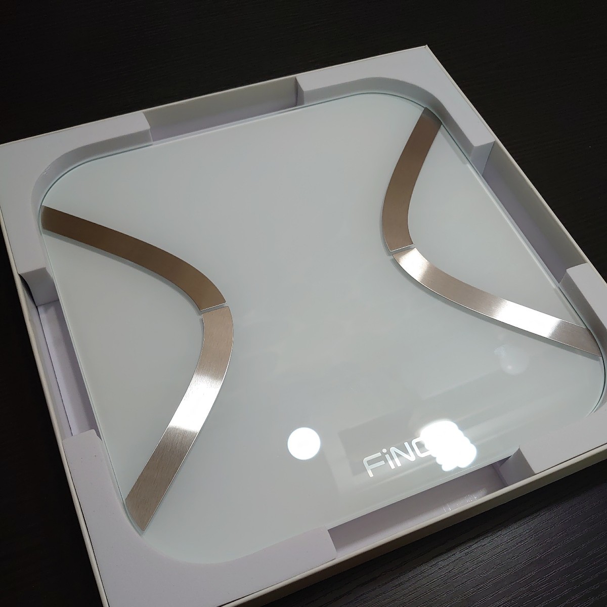 【未使用に近い】FiNC SmartScale (スマホ連動 体組成計 自動記録 Bluetooth)【薄型 高性能体重計 体重/BMI/内臓脂肪 no.1798_画像3