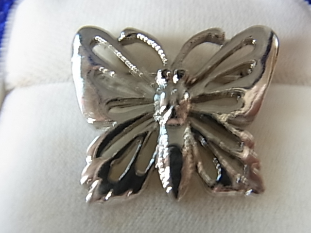 蝶々　バタフライのモチーフ　銀色　シルバーカラー　透かしデザイン　小ぶりで可愛い　素敵なブローチ▲_画像1