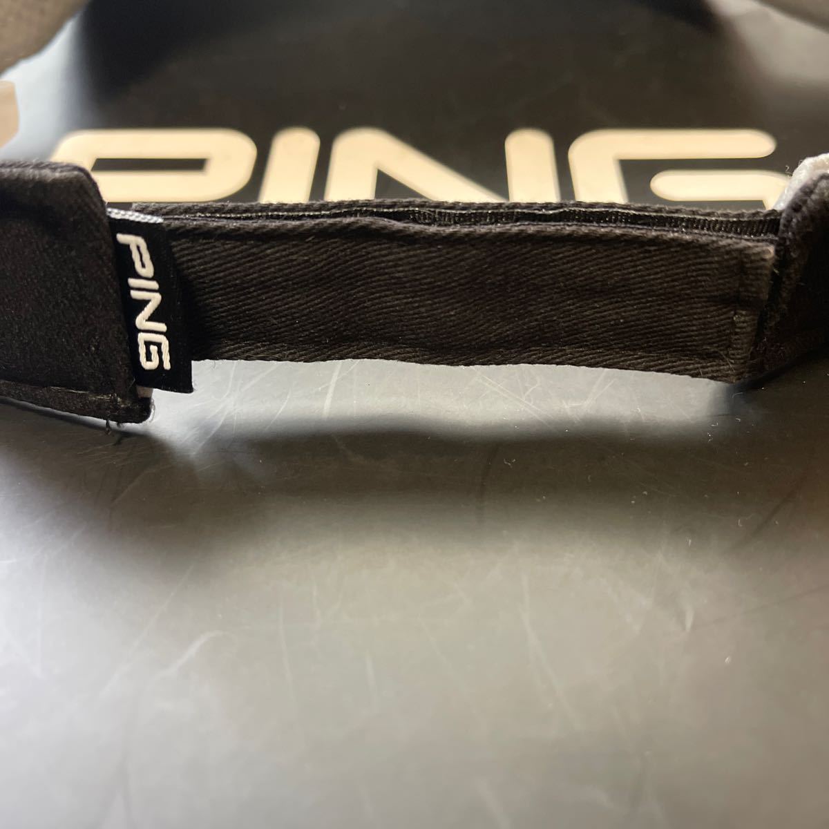 送料無料PING GOLFピンゴルフMENS TOUR仕様BIG PINGサンバイザーCANDYBAR Design汗止めMESH速乾アジャスター調節Black(57-59cm)中古品