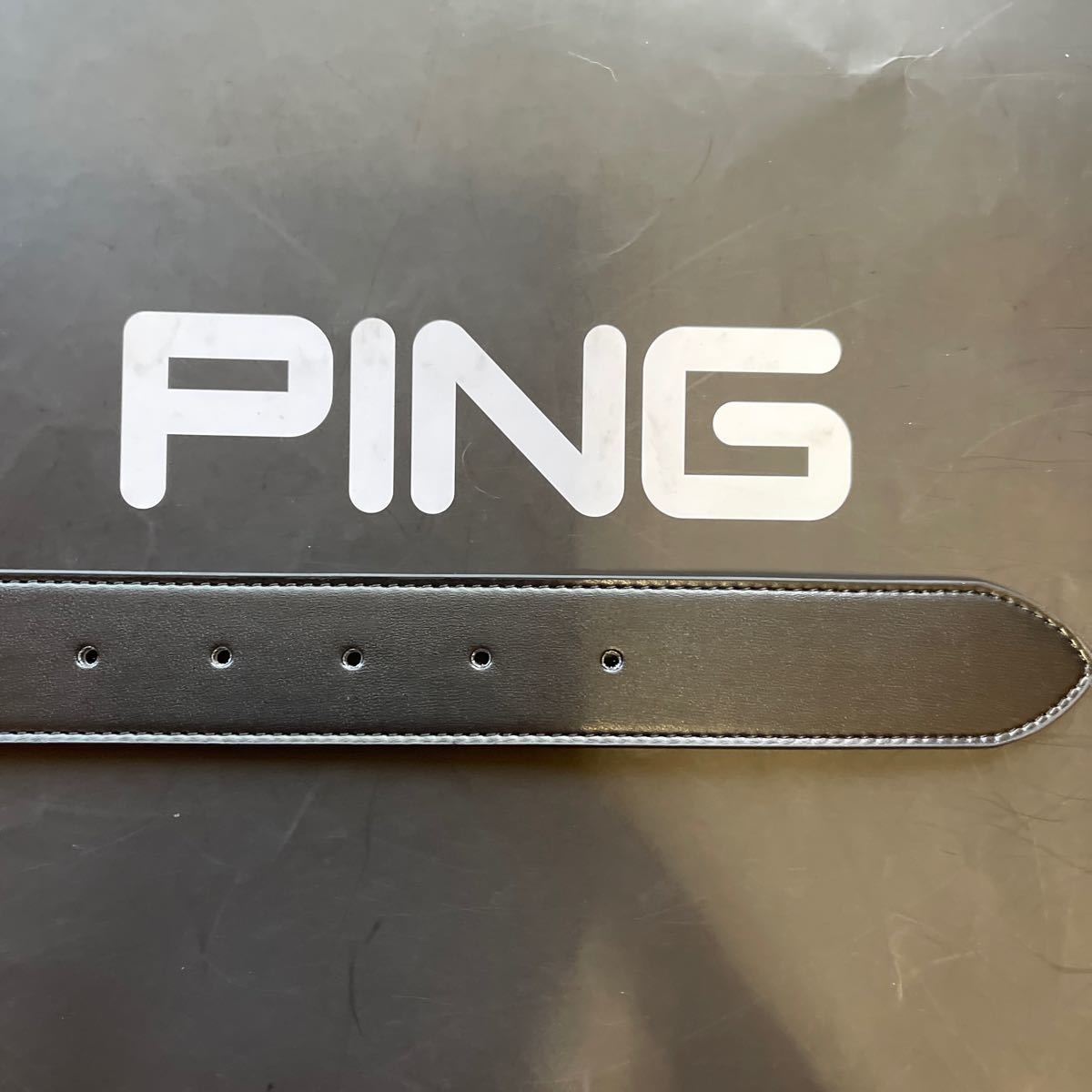 送料無料PING GOLFピンゴルフ最新モデルリアルPINGバックル合成皮革ベルト立体連ロゴFREE cutting調節可能unisex Black白ロゴ新品