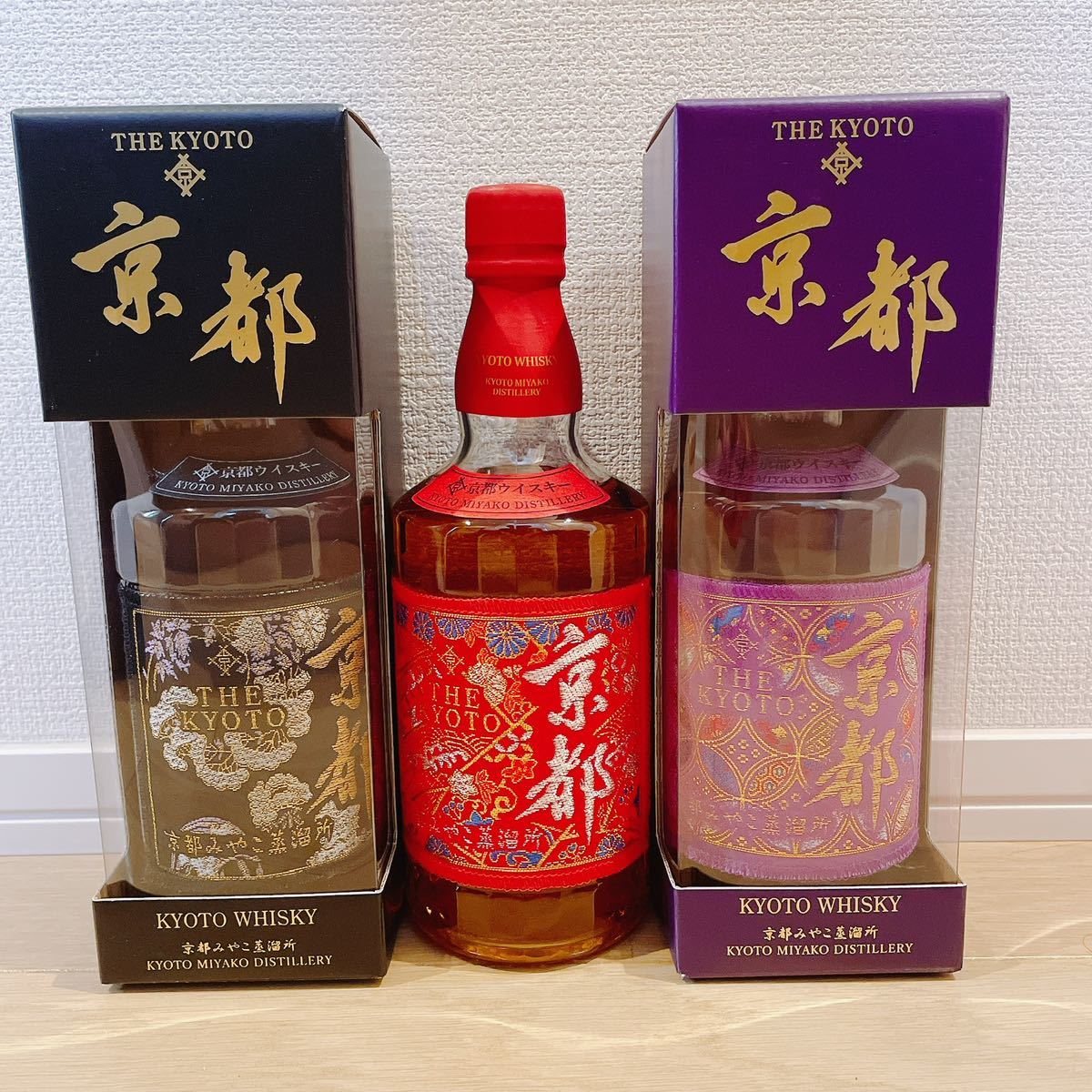 京都ウイスキー 西陣織紫、黒、赤帯 ラベル ３本セット 新品未開封 700ml_画像1