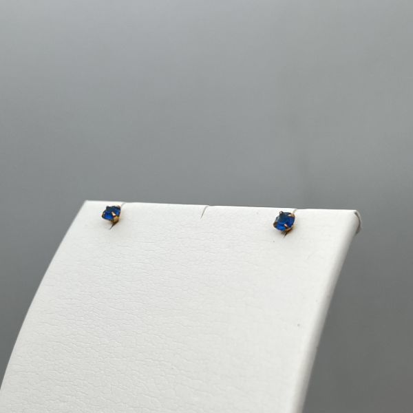 fi50542 サファイヤ 小粒 ピアス K18 金具 18金 シンプル デザイン ブルー 宝石 アクセサリーの画像2
