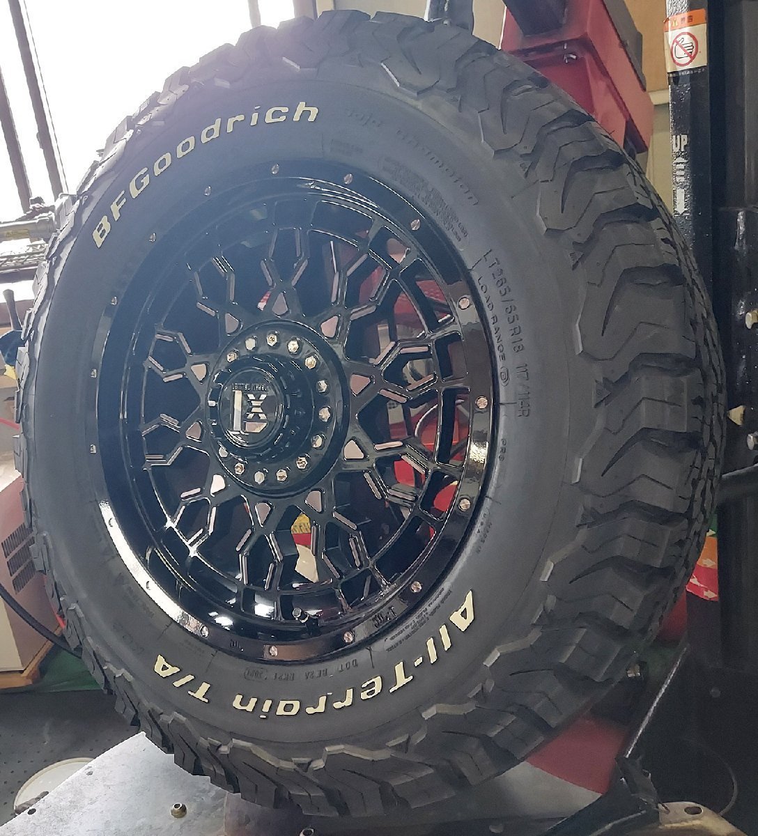 売切品 デモカー特価 18インチ LEXXEL PreDator プレデター 150プラド(TZ-G含む) BF Goodrich ALLTERRAIN KO2 265/60R18 ホワイトレター_画像4