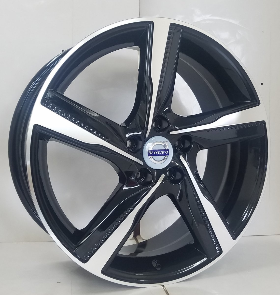 12月入荷 スタッドレス ボルボ V40 ヨコハマ アイスガード6 IG60 225/40R18 18インチ 新品タイヤホイールセット １台分 4本セット_画像3