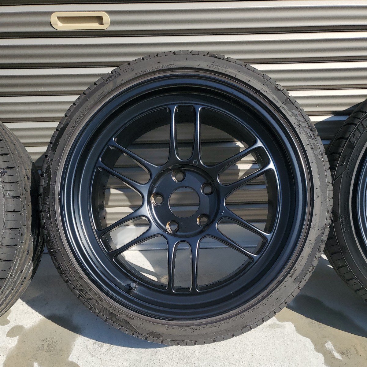 エンケイ RPF1 9J+22 Rサイズ マッドブラック ENKEI 軽量 215/40R17 ハイフライ 引っ張り_画像4