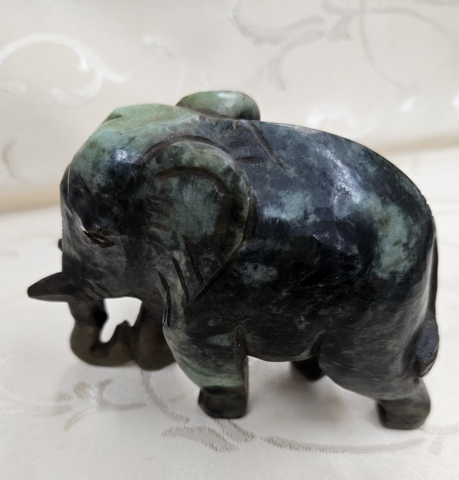 昔のヒスイの象の彫刻　（中古）　　　　　　　　　　　US(662）_画像3