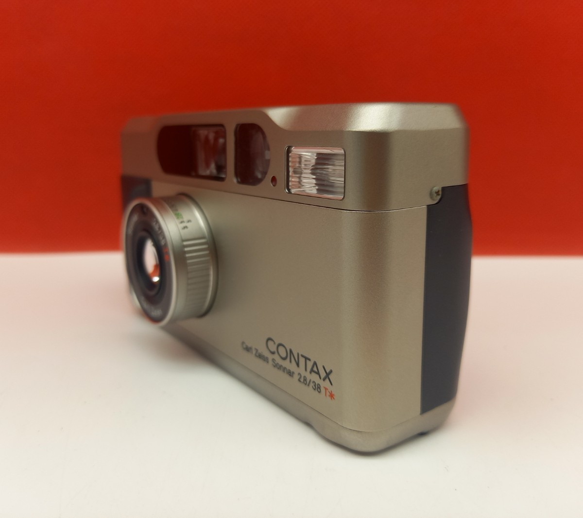 ■ CONTAX T2 フィルムカメラ コンパクトカメラ Carl Zeiss Sonnar 2.8/38 T＊ 動作確認済 現状品 シャッターOK ケース コンタックス _画像2