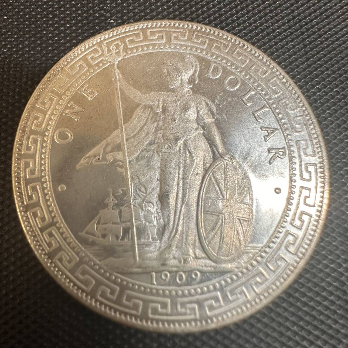 極美品 中国 古銭 イギリス 壹圓 一円 1909香港 大型銀貨 F2 大型コイン 1ドル 記念硬貨 海外コイン 貨幣 一圓 重さ26.7gの画像1