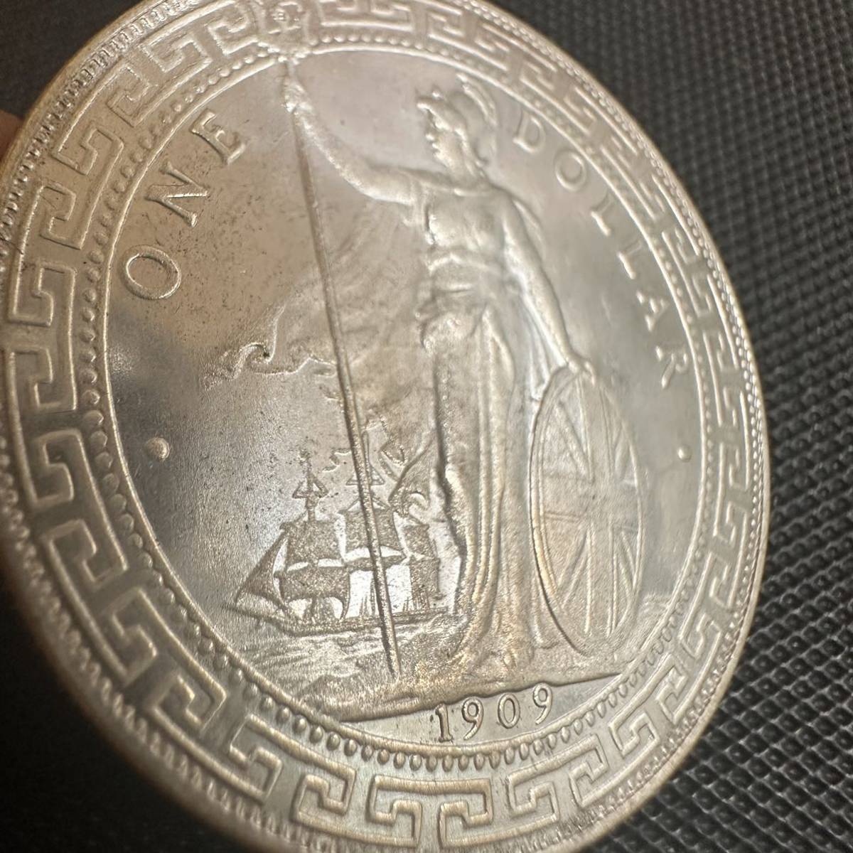 極美品 中国 古銭 イギリス 壹圓 一円 1909香港 大型銀貨 F2 大型コイン 1ドル 記念硬貨 海外コイン 貨幣 一圓 重さ26.7gの画像3