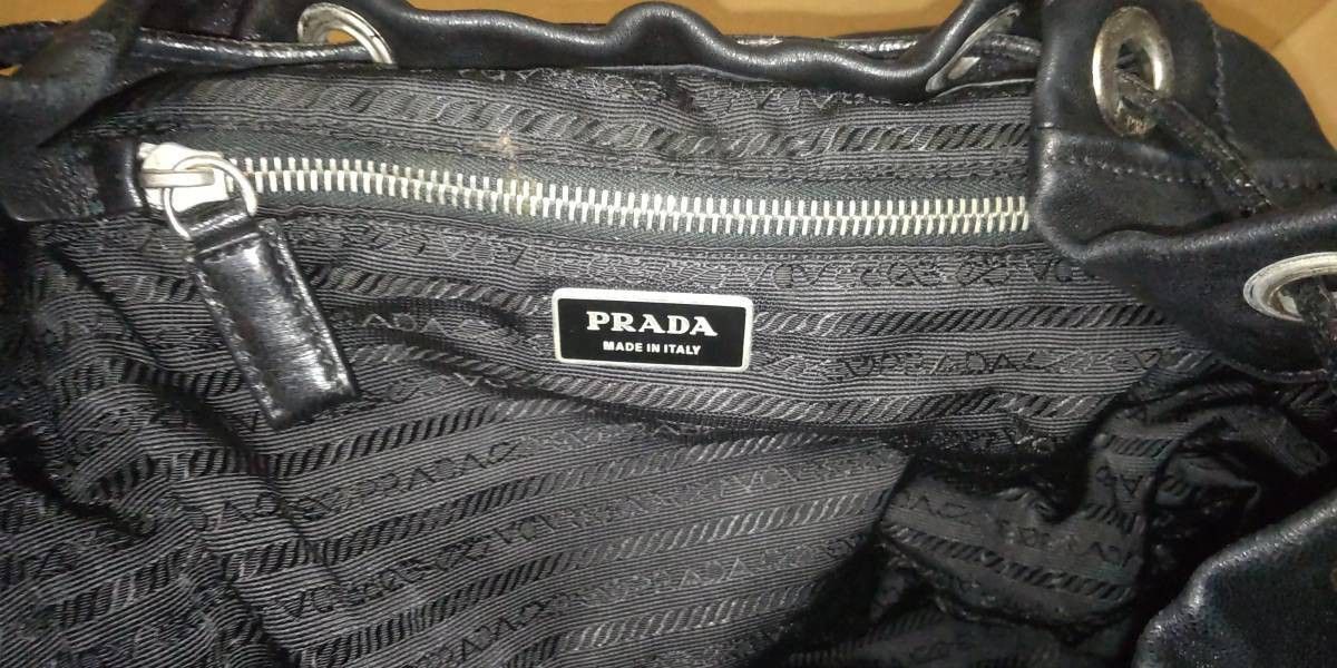 メンズ PRADA レザー リュック デイパック プラダ 本革 バッグ 最高級品 リュックサック アクセサリー 鞄 皮 黒 レア