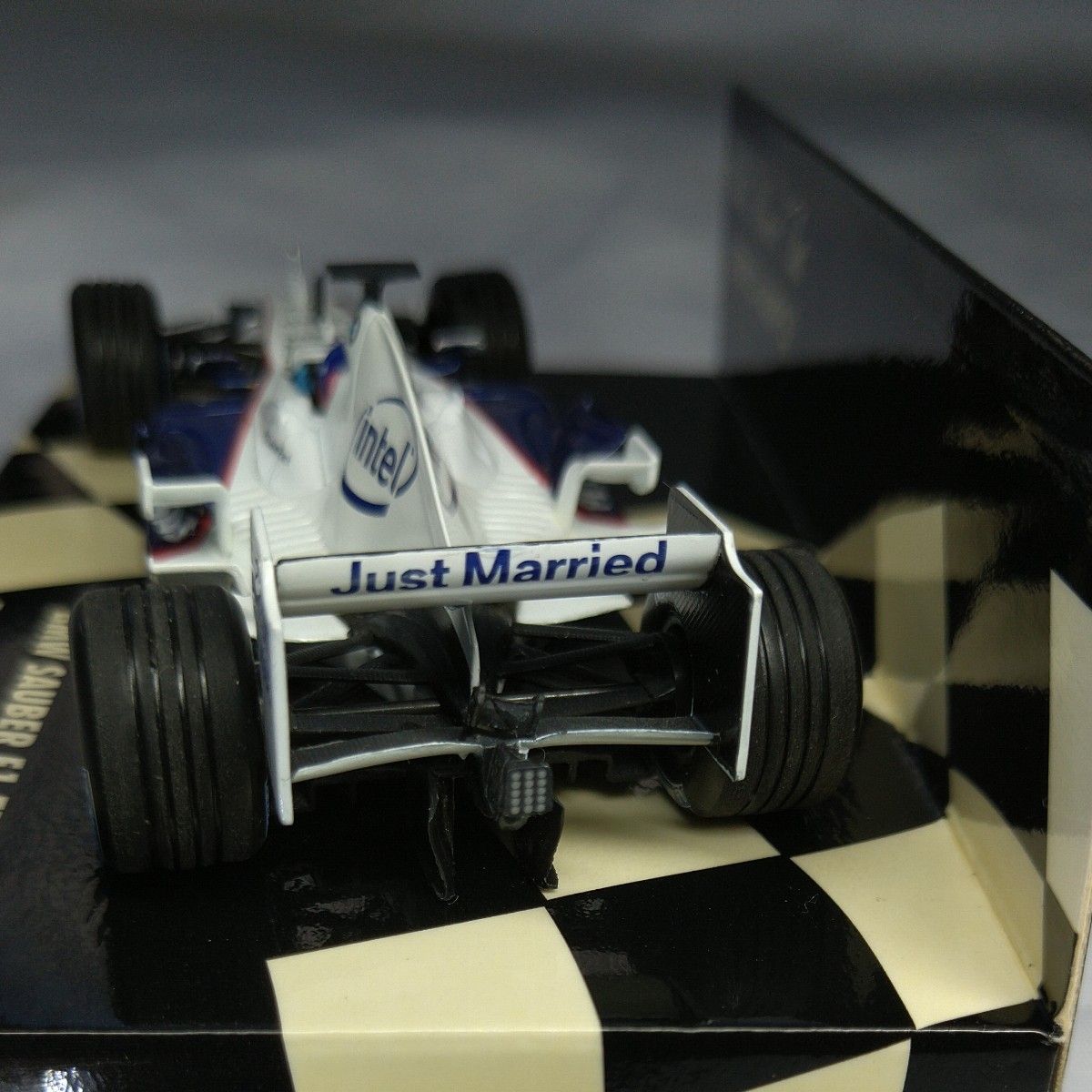 ミニカー 1/43 ミニチャンプス BMW SAUBER F1 TEAM F1 06 'JUST MARRIED' J.VILLE