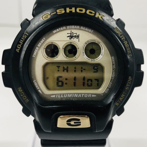 Q239-U20-1878 ◎ CASIO カシオ G-SHOCK × STUSSY 25周年記念モデル DW-6900 クォーツ コラボ 稼働 メンズ 腕時計 ブラック×ゴールド ②_画像1