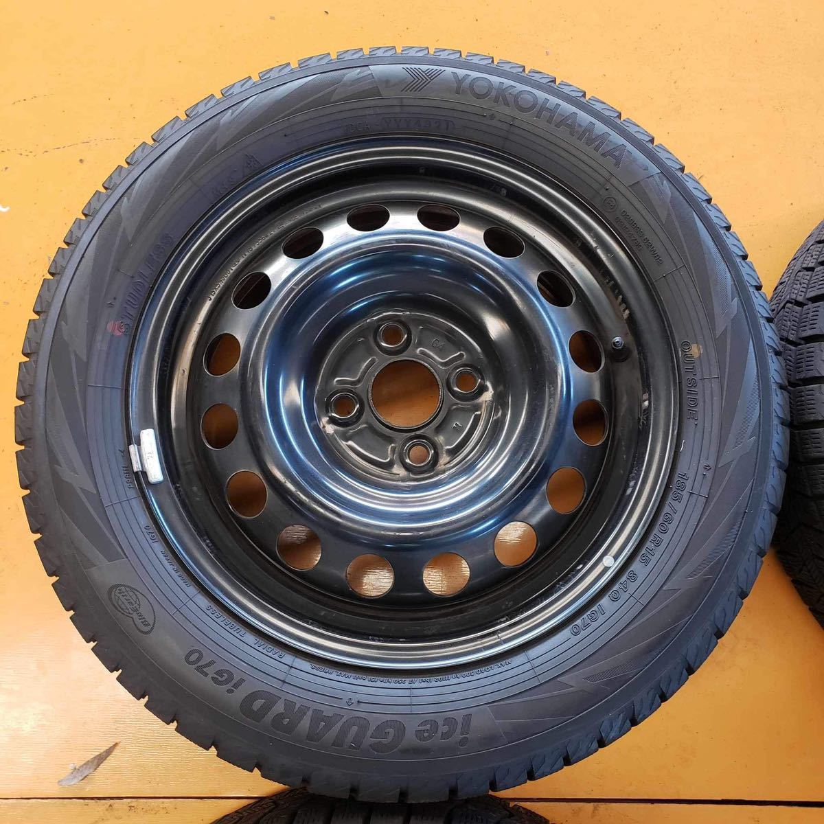 【6268】★【送料無料】★ 185/60R15 4本セット冬タイヤYOKOHAMA ICE GUARD IG70バリ山【2021年】スチールホイール 15X6J PCD100/4H_画像2