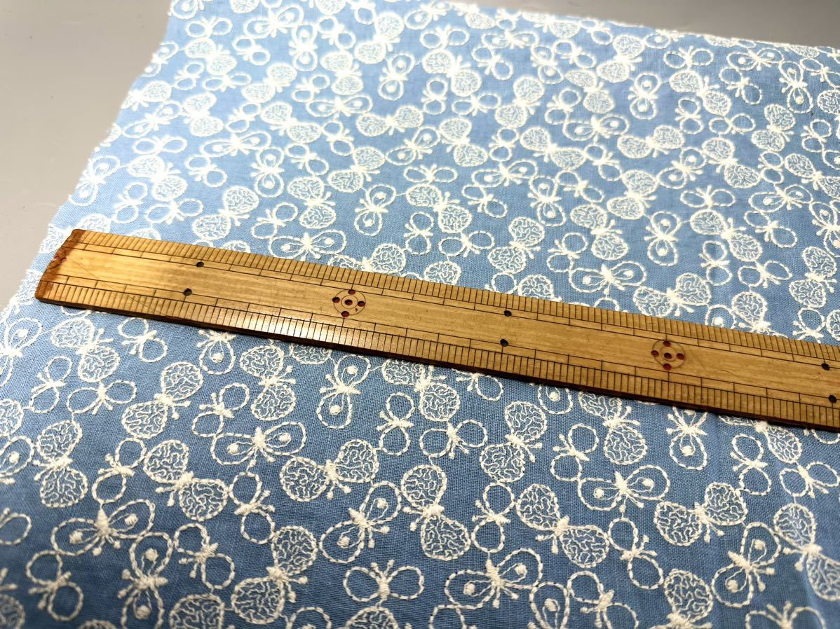 刺繍・シーチング、リネン生地・幅130ｃｍ×50ｃｍ・水色.蝶々.追加可能・_画像2