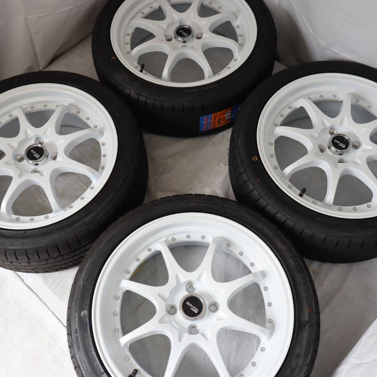 新品 17インチ 7.0J 4-100 ホワイト タイヤ付4本SET 205/45R17 ヴィッツ フィット ノート ヤリス アクア (W2318-1IV)_画像2